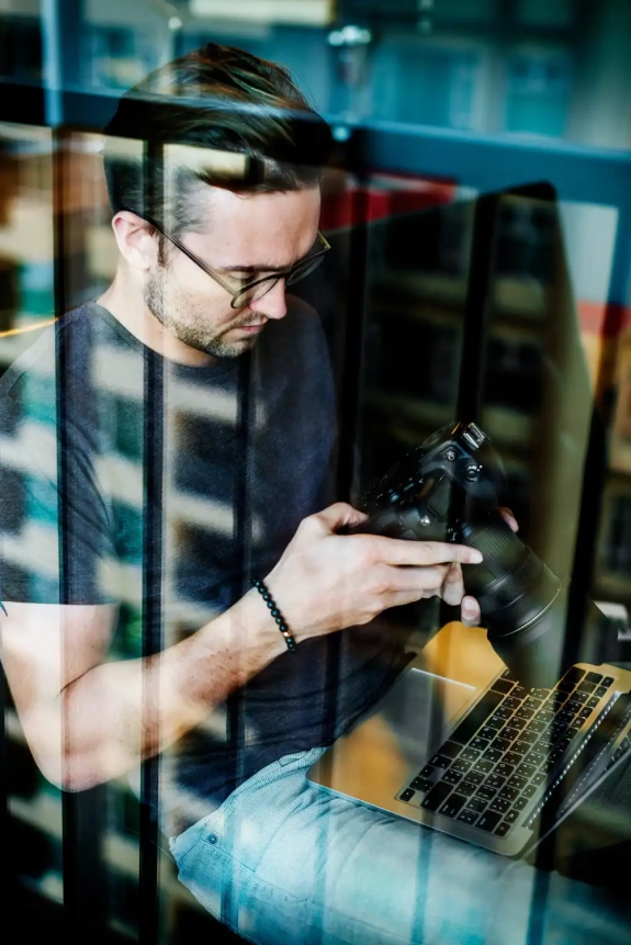 photographer-working-checking-photo-concept-PYTFP28-min