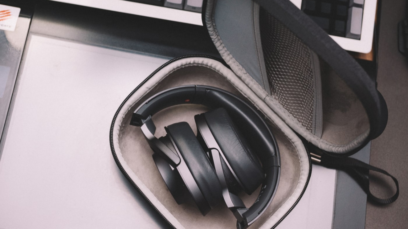 case-electronics-equipment-2080611-min