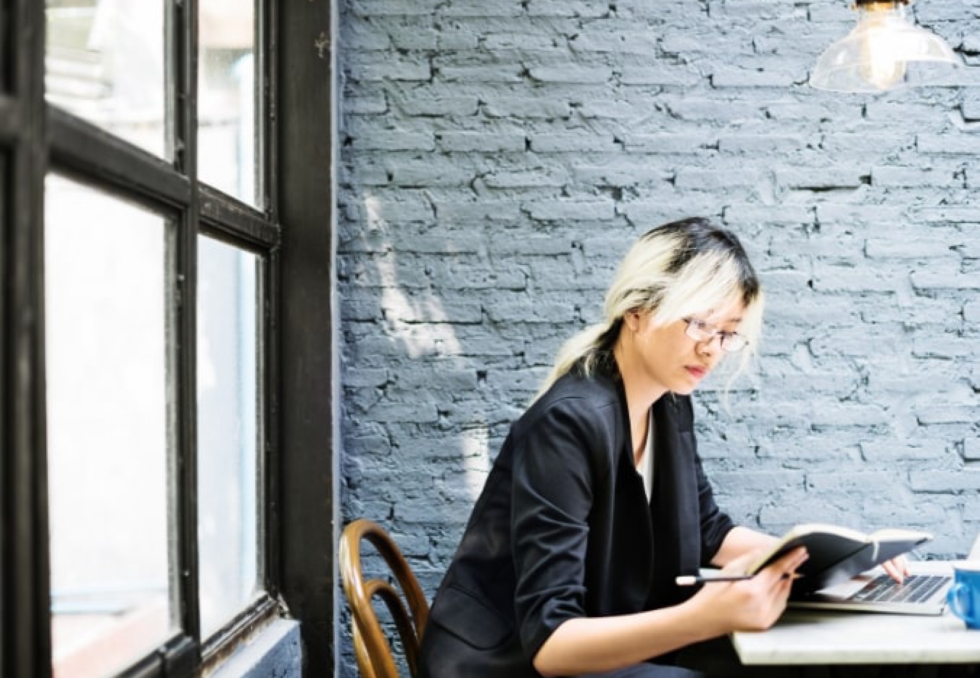 asian-businesswoman-laptop-planning-strategy-PQFT2HE@2x (1)-min