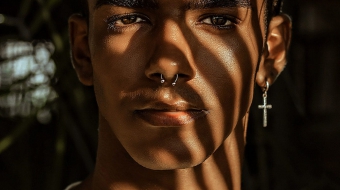 afro-earrings-guy-1977882-min