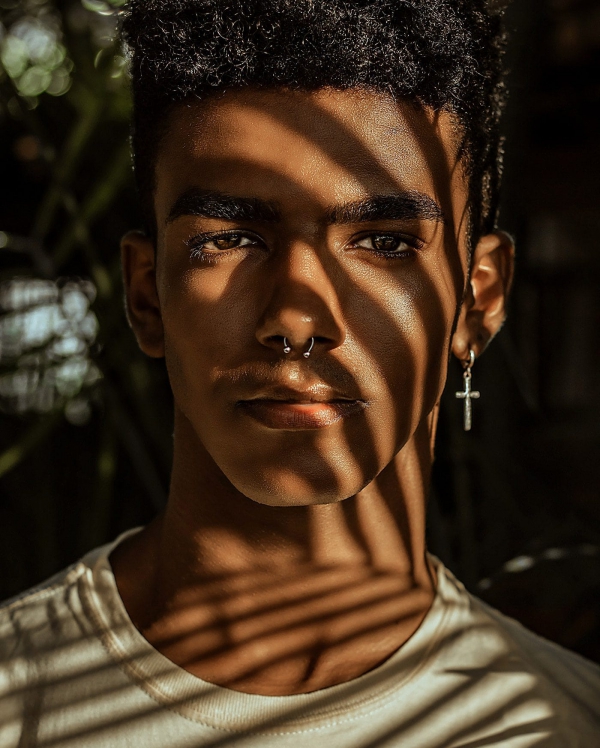 afro-earrings-guy-1977882-min