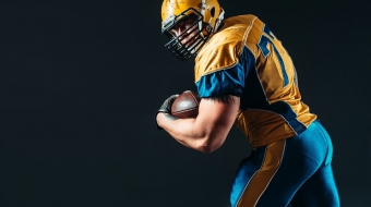 american-football-offensive-player-with-ball-P7XHT3R-min