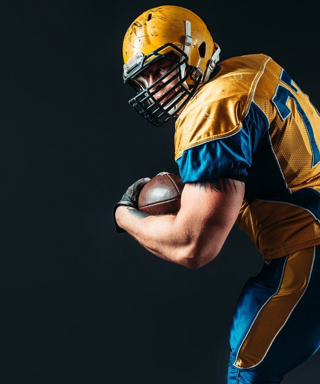american-football-offensive-player-with-ball-P7XHT3R-min