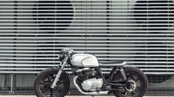 motorcycle-standing-in-dark-building-in-rays-of-P6PVJNM-e1559381296852-min