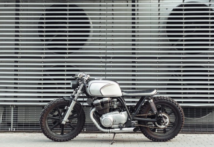 motorcycle-standing-in-dark-building-in-rays-of-P6PVJNM-e1559381296852-min