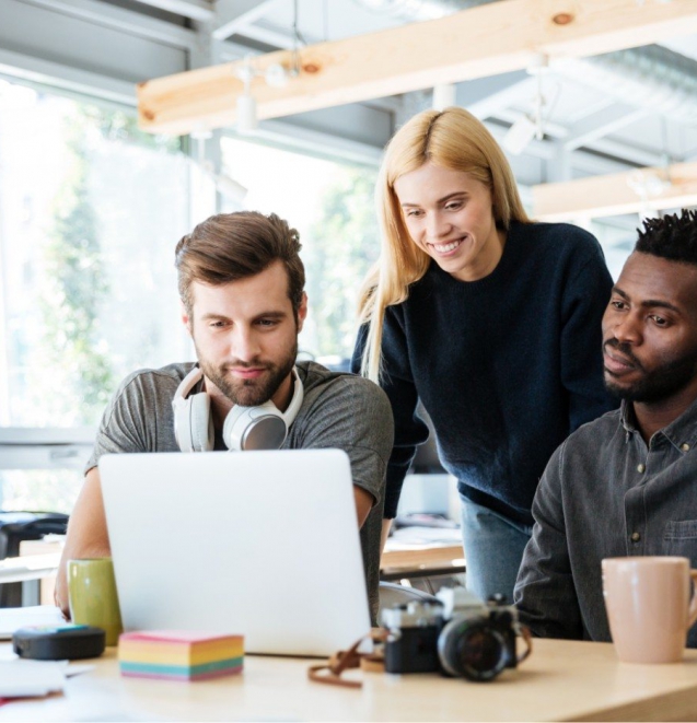 happy-colleagues-sitting-in-office-coworking-PHYA6TG-min